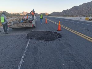 Trabajos de bacheo en la carretera Sonoyta-San Luis a la altura del kilómetro 93.