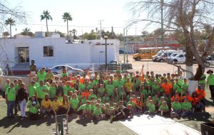 Entrega de poco más de 2,580 pares de zapatos a niñas.