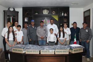 Entrega de uniformes oficiales al personal de diversas áreas operativas y técnicas.